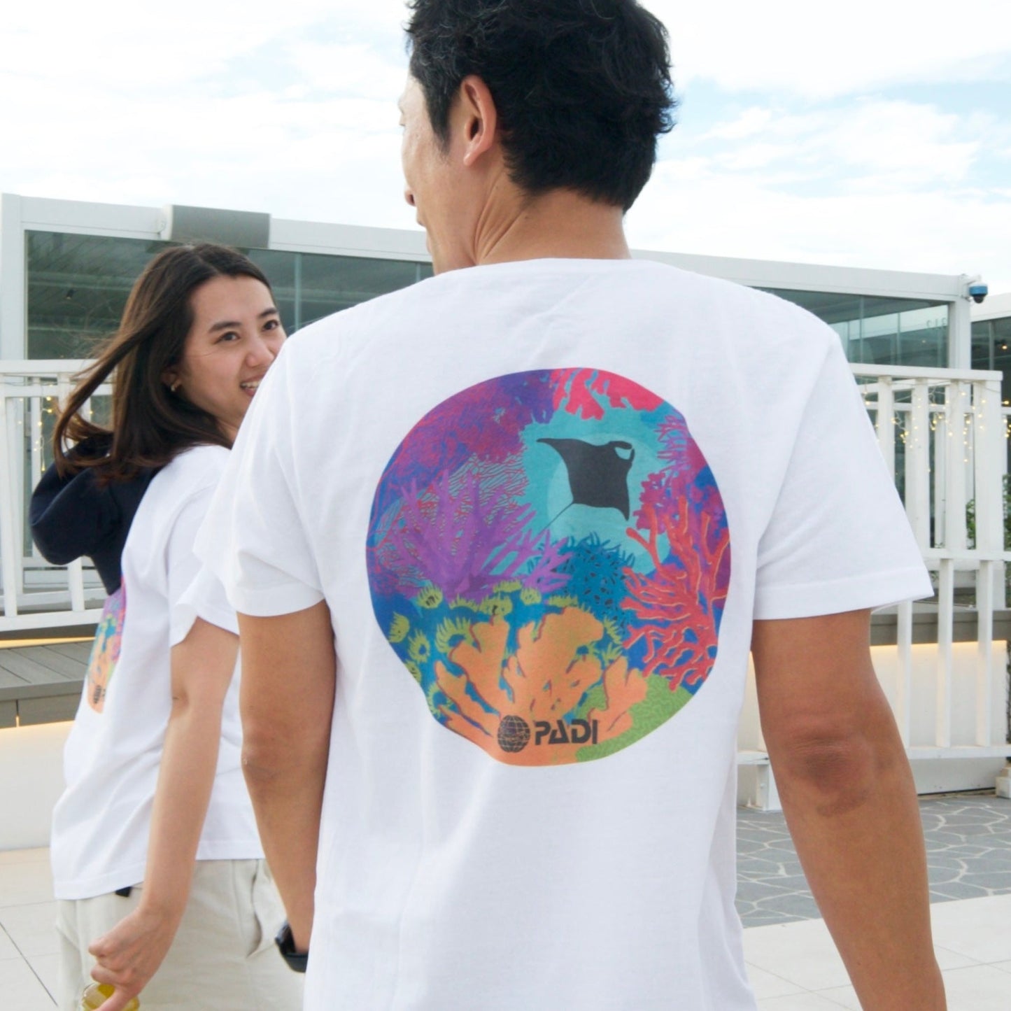 サンゴのデザインのtシャツを着ているカップル