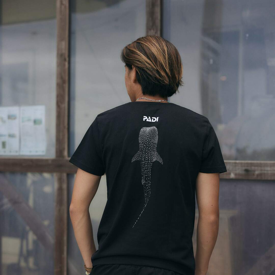 PADI x Pure Waste Tシャツ(ジンベイザメ)