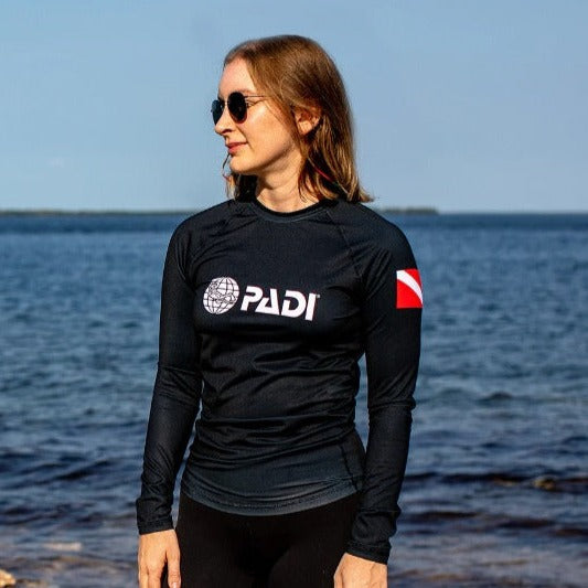 padiロゴラッシュガード、リサイクルプラスチック素材、ダイブフラグ