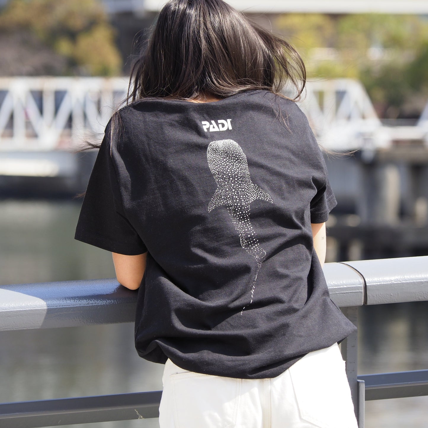 PADI x Pure Waste Tシャツ(ジンベイザメ)