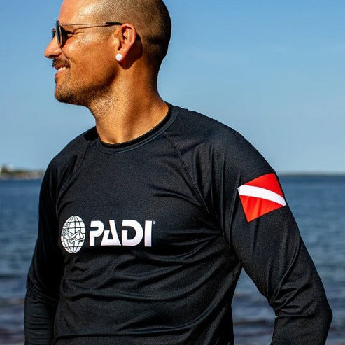 PADI ラッシュガード - Dive Flag Black – PADI Gear Japan